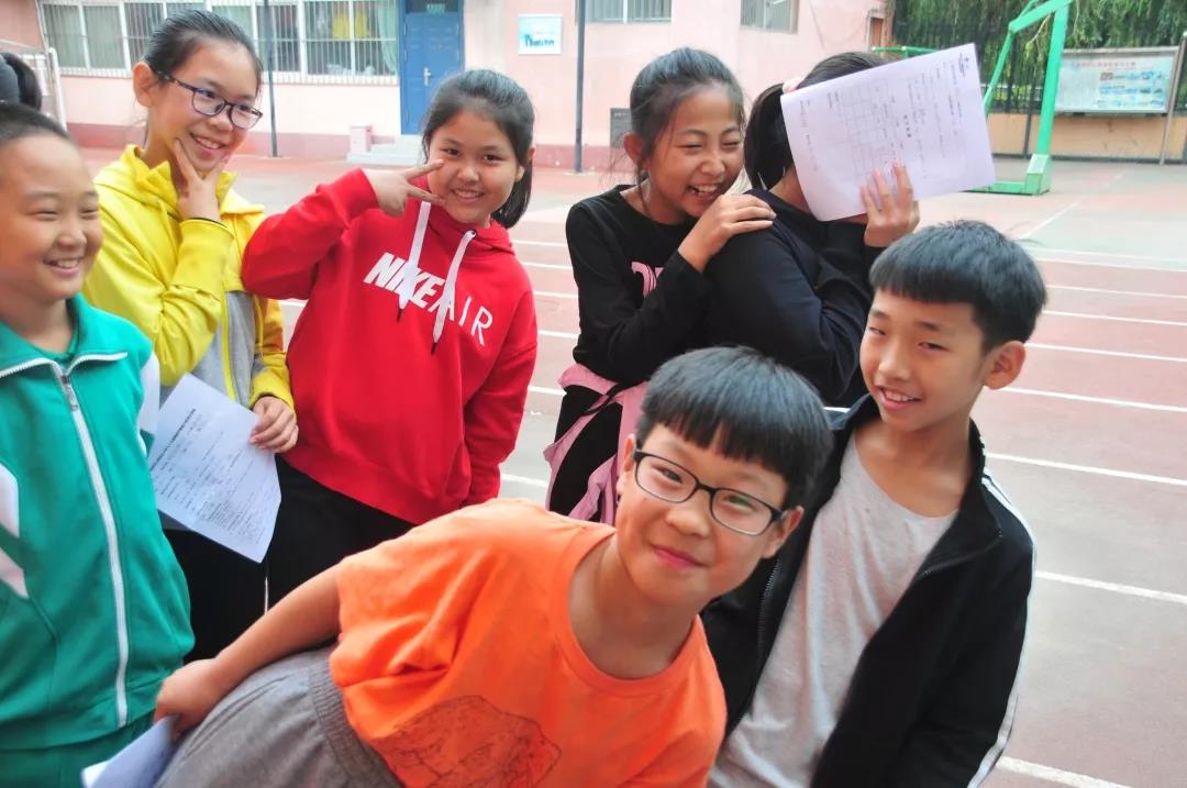 養(yǎng)成正確護(hù)眼習(xí)慣，爭做護(hù)眼達(dá)人，我們?cè)谛袆?dòng)