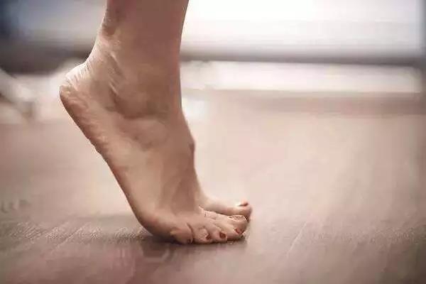 每天做這個(gè)動(dòng)作10分鐘，身上的小毛病都好了