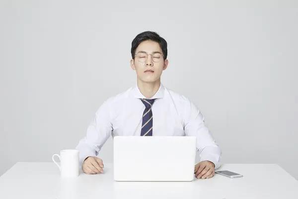 秋季眼睛干澀難受，這個(gè)護(hù)眼習(xí)慣讓眼睛水潤(rùn)起來(lái)