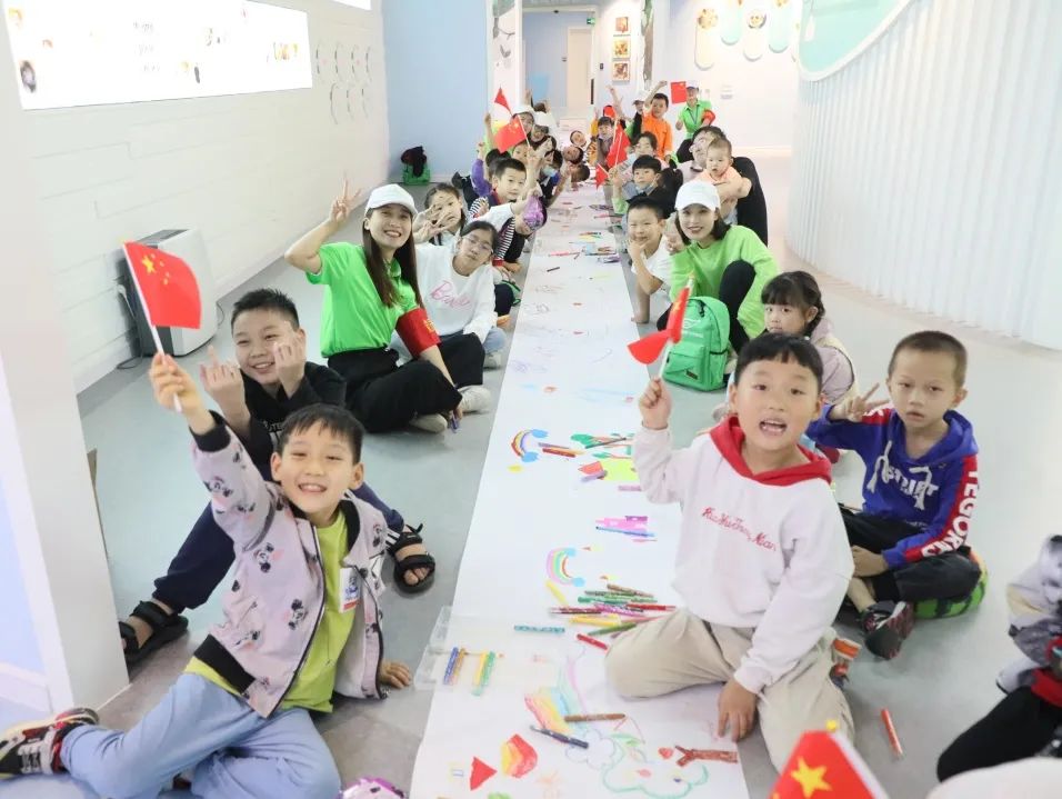 科普月“獻(xiàn)禮祖國(guó) 長(zhǎng)卷繪畫”&流動(dòng)愛(ài)眼大課堂活動(dòng)紀(jì)實(shí)