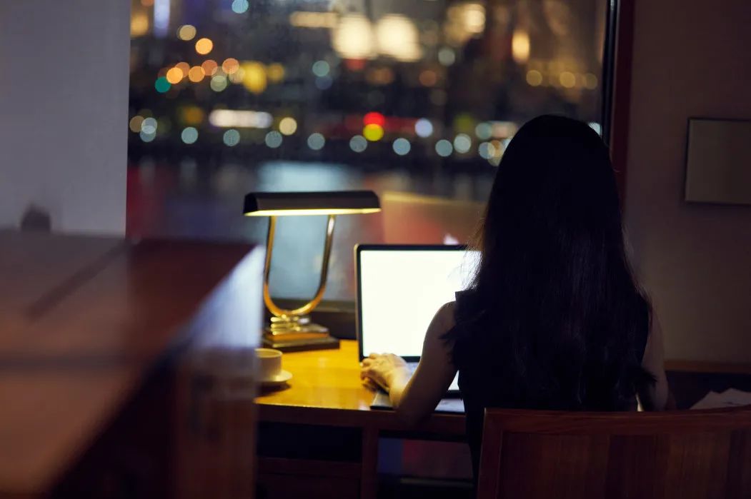 警惕！長期熬夜玩手機(jī)危害這么大！