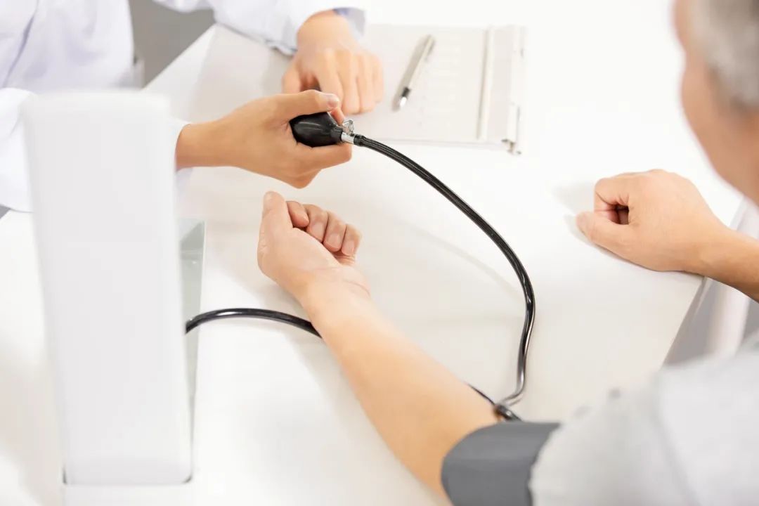 眼睛出現(xiàn)這3種癥狀，警惕高血壓來襲